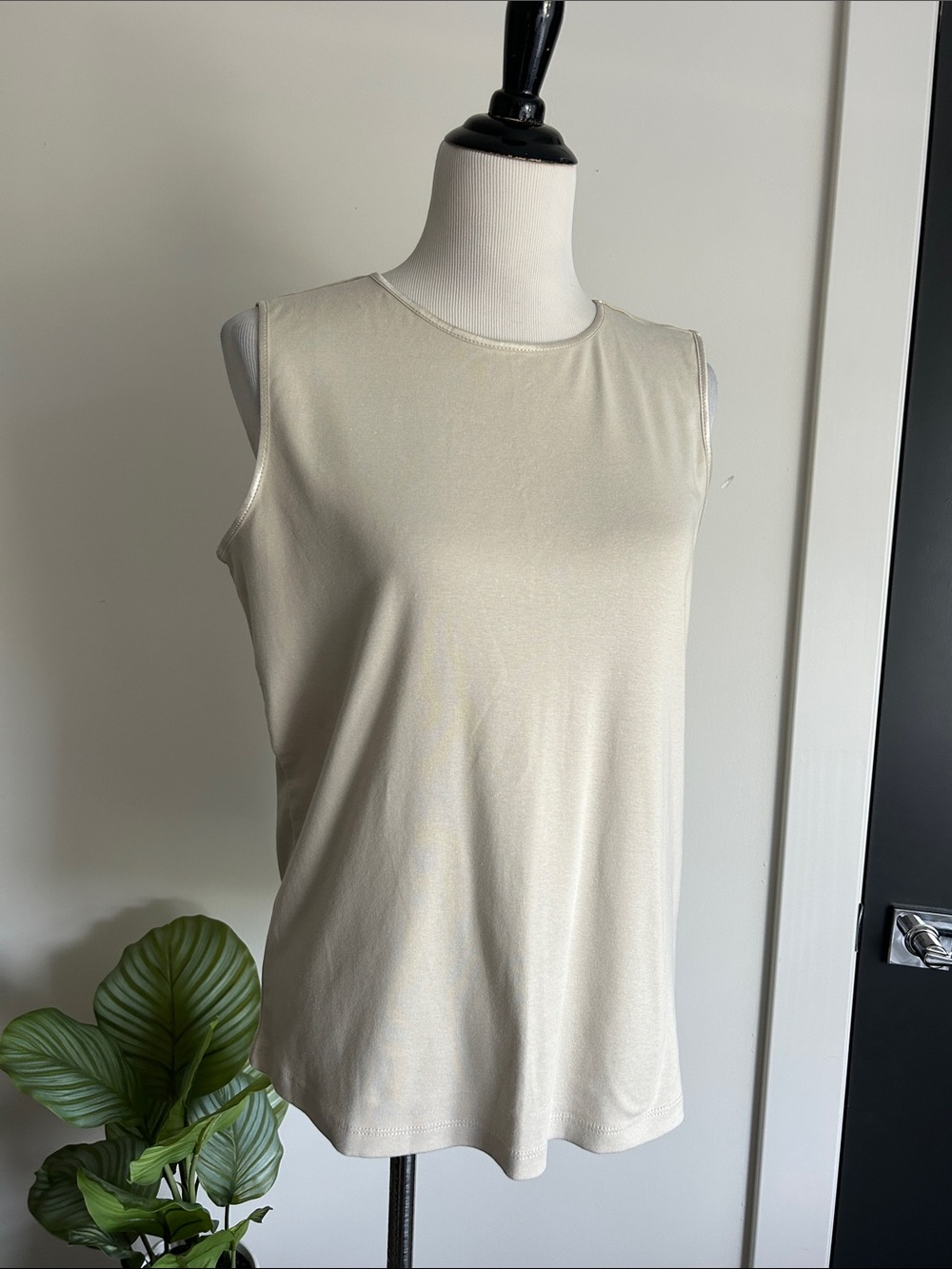 🆕 Sleeveless Crewneck Tank Top in Light Cream - Classic soft layering essential